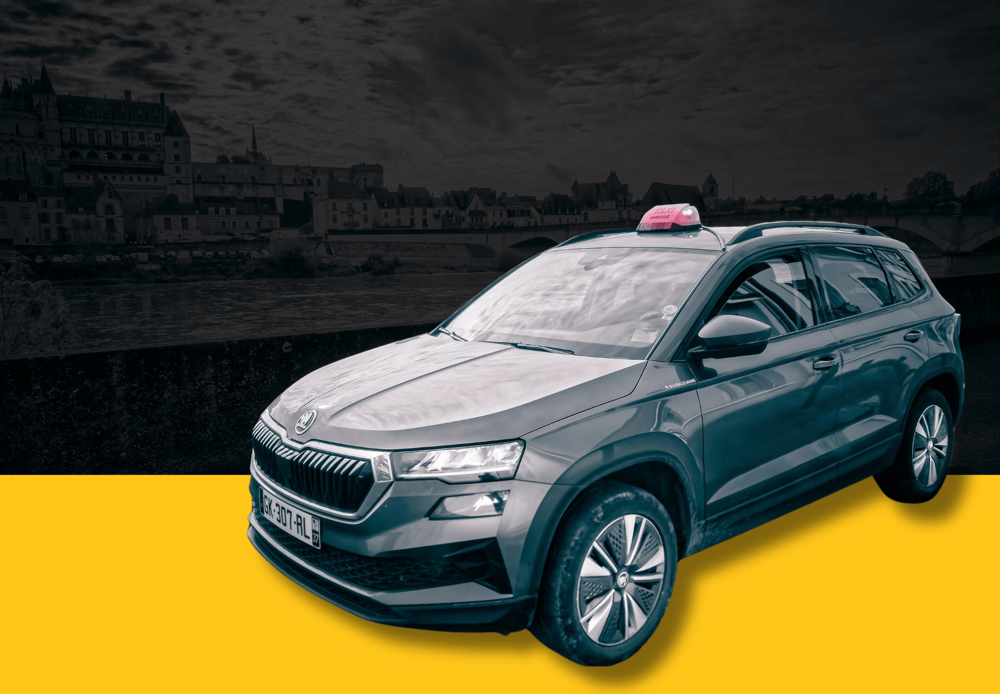 Image d'un skoda karoq avec le château d'Amboise en fond