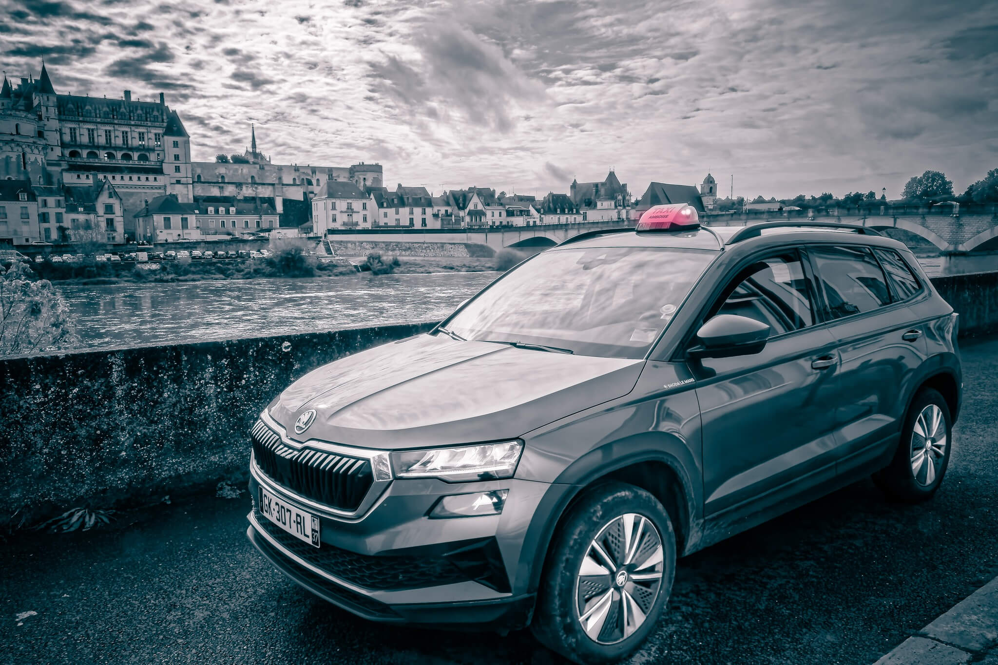 Véhicule skoda karoq des taxis Pineau devant le château d'Amboise